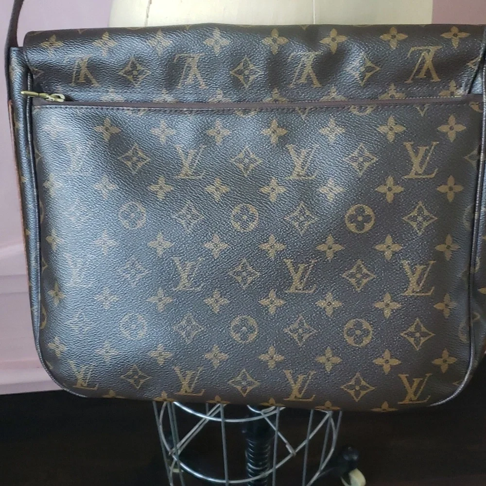 Louis Vuitton Monogram Canvas Crossbody Messenger in Brown/Gold